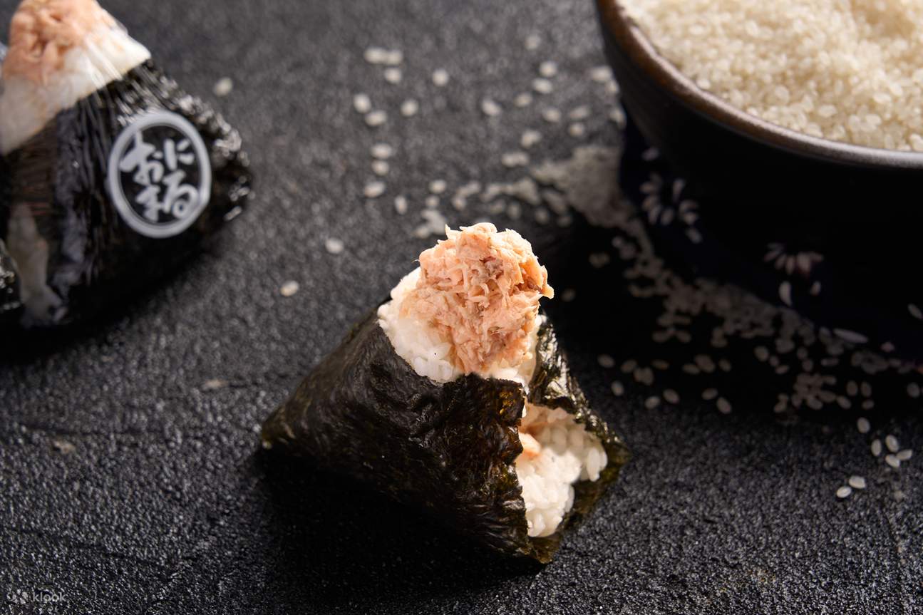 Cá hồi om trong nước dùng đậm đà